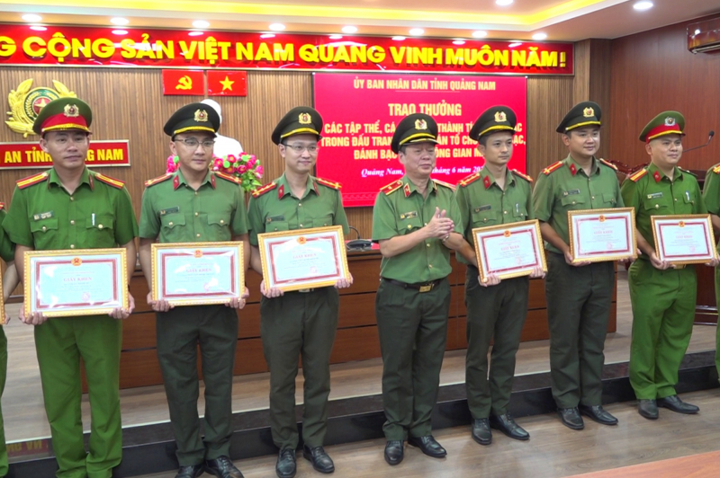 Khen thưởng đột xuất nhiều tập thể, cá nhân tham gia triệt phá chuyên án tổ chức đánh bạc và đánh bạc -0