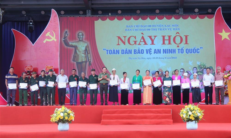Deputy Minister Le Van Tuyen attends “All People Protecting National Security” Festival in Hoa Binh province -0