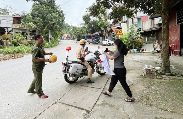 Lực lượng CSGT kịp thời đưa học sinh ngủ quên do thức khuya ôn bài -0