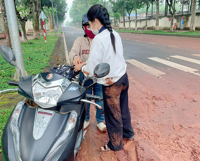 CSGT Đồng Nai kịp thời hỗ trợ 2 thí sinh đổi thẻ dự thi do cầm nhầm -0