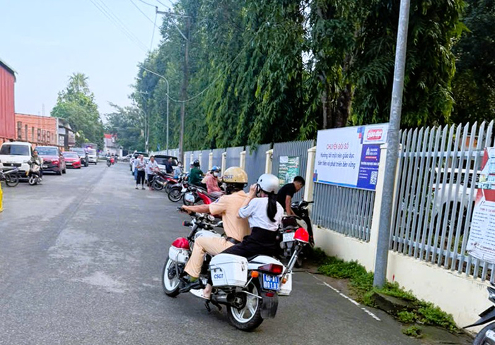 CSGT Đồng Nai kịp thời hỗ trợ 2 thí sinh đổi thẻ dự thi do cầm nhầm -0