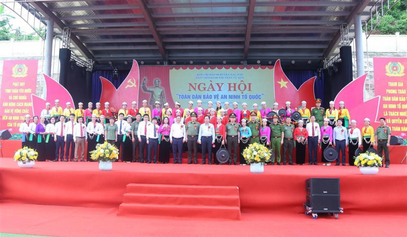 Deputy Minister Le Van Tuyen attends “All People Protecting National Security” Festival in Hoa Binh province -0