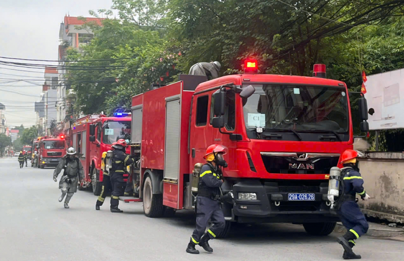 Thực tập phương án chữa cháy và cứu nạn, cứu hộ tại xã La Phù bằng các thiết bị hiện đại -0