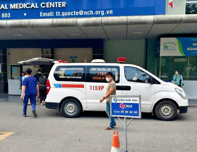 CSGT mở đường đưa bé 2 tháng tuổi đang sốt cao, nghi nhiễm khuẩn đến bệnh viện -0