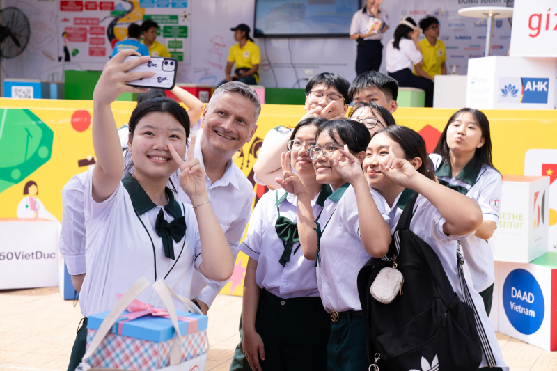 Chuyến xe Hướng nghiệp Đức mang triệu ước mơ đến với sinh viên Nghệ An-Hà Tĩnh -0