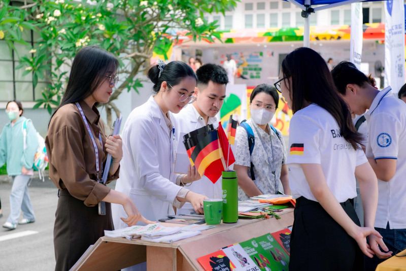 Chuyến xe Hướng nghiệp Đức mang triệu ước mơ đến với sinh viên Nghệ An-Hà Tĩnh -1