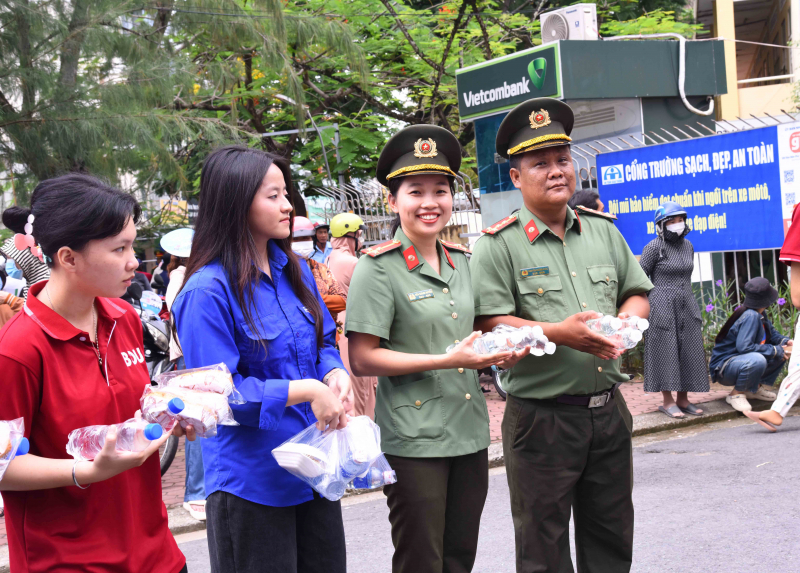 Hình ảnh đẹp tiếp sức mùa thi nơi cực Nam Tổ quốc -1