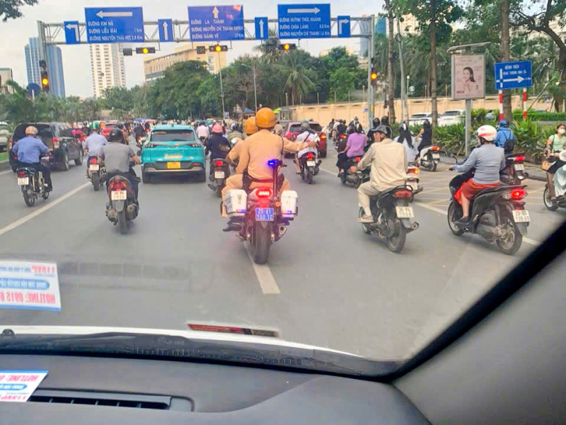 CSGT mở đường đưa bé 2 tháng tuổi đang sốt cao, nghi nhiễm khuẩn đến bệnh viện -0