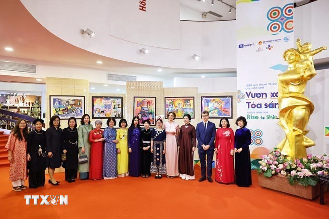 Phu nhân Tổng Bí thư Tô Lâm và Tổng Giám đốc UNESCO tham dự triển lãm tranh -0