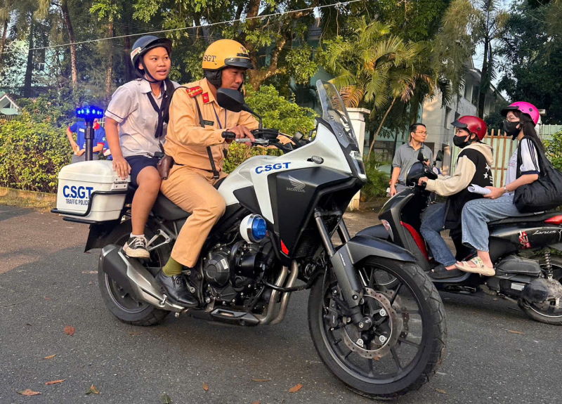 CSGT nhanh chóng hỗ trợ đưa thí sinh về nhà lấy CCCD -0