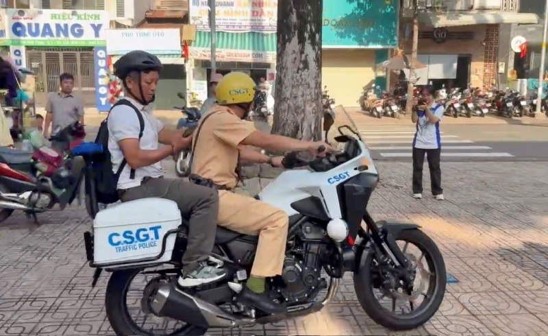 CSGT nhanh chóng hỗ trợ đưa thí sinh về nhà lấy CCCD -0