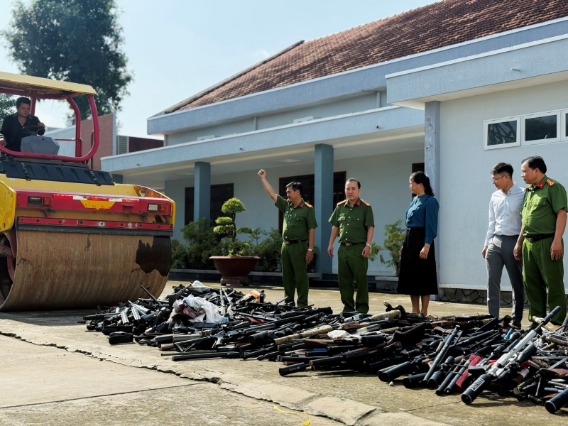 Tiêu hủy hàng ngàn vũ khí, công cụ hỗ trợ để ổn định an ninh trật tự -0