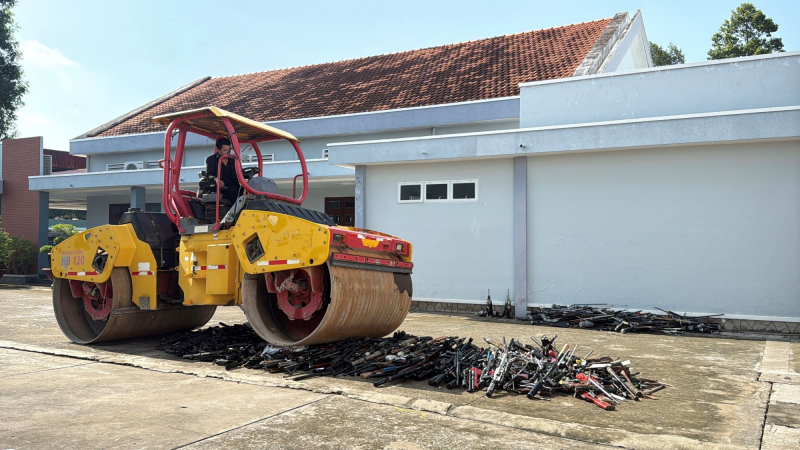 Tiêu hủy hàng ngàn vũ khí, công cụ hỗ trợ để ổn định an ninh trật tự -1