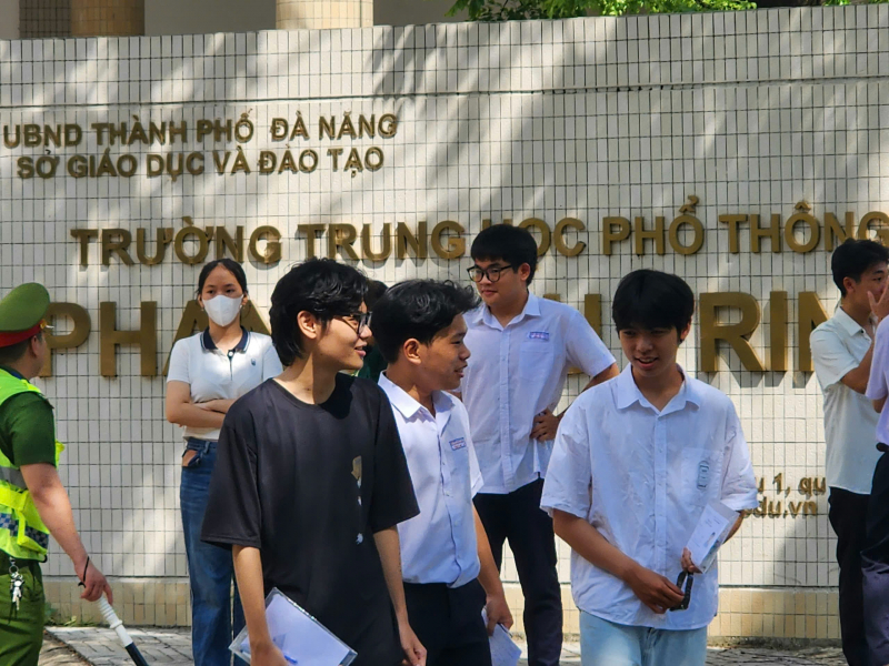 Đà Nẵng: Đình chỉ thí sinh mang điện thoại vào phòng thi -2