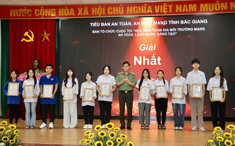 Bắc Giang trao giải Cuộc thi “Học sinh tham gia môi trường mạng an toàn, lành mạnh, sáng tạo” -0 Bắc Giang trao giải Cuộc thi “Học sinh tham gia môi trường mạng an toàn, lành mạnh, sáng tạo” -0
