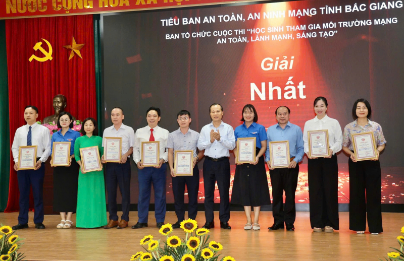 Bắc Giang trao giải Cuộc thi “Học sinh tham gia môi trường mạng an toàn, lành mạnh, sáng tạo” -0 Bắc Giang trao giải Cuộc thi “Học sinh tham gia môi trường mạng an toàn, lành mạnh, sáng tạo” -0