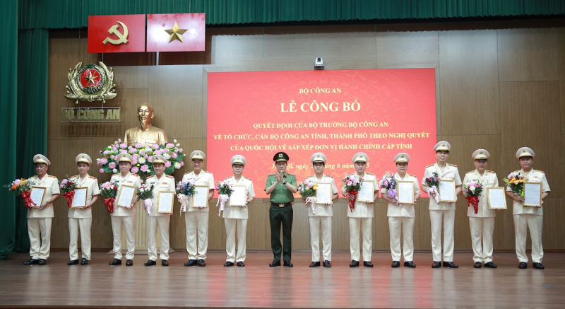 Bộ Công an công bố các Quyết định về tổ chức, cán bộ Công an tỉnh, thành phố -0