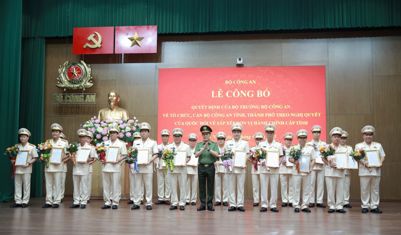 Bộ Công an công bố các Quyết định về tổ chức, cán bộ Công an tỉnh, thành phố -2