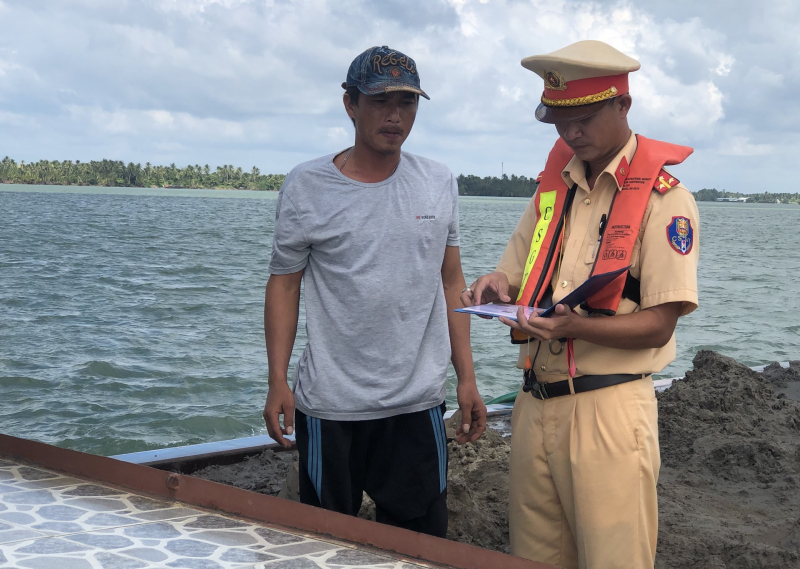 Công an Trà Vinh triển khai cao điểm tuyên truyền, xử lý vi phạm trên đường thủy -0