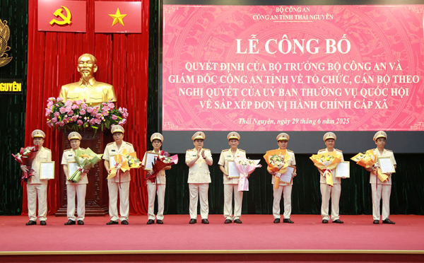 Công an tỉnh các tỉnh công bố các Quyết định về tổ chức, cán bộ -0