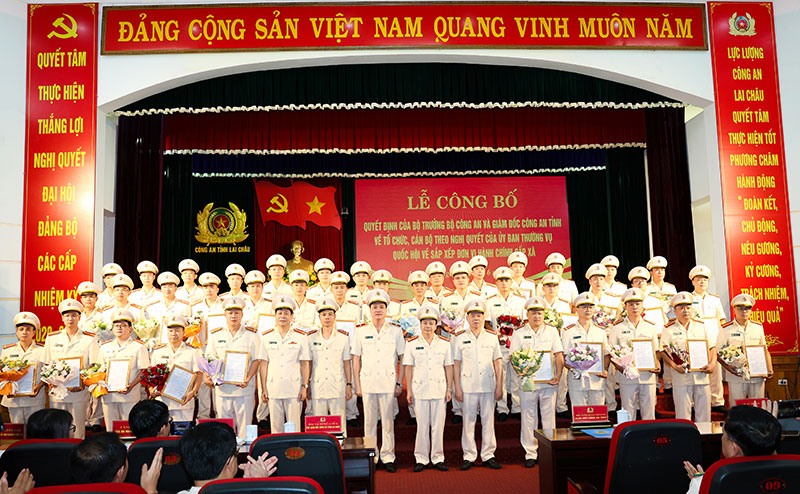 Công an các tỉnh công bố Quyết định về tổ chức, cán bộ theo mô hình tổ chức mới -0