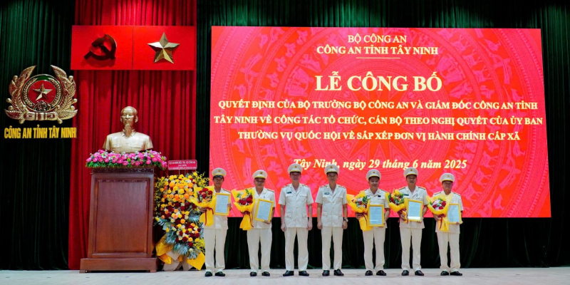 Công an các tỉnh công bố Quyết định về tổ chức, cán bộ theo mô hình tổ chức mới -0