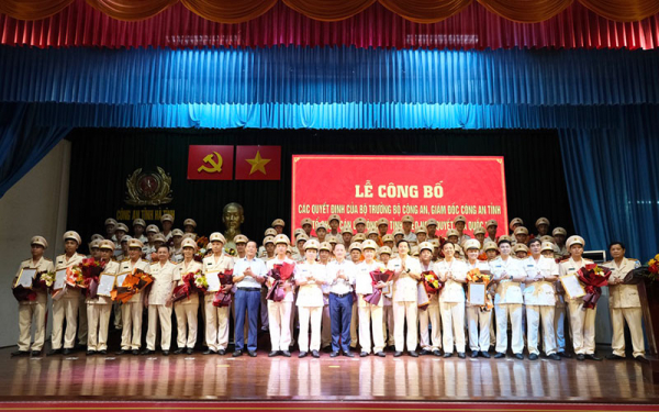 Công an tỉnh các tỉnh công bố các Quyết định về tổ chức, cán bộ -0