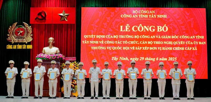 Công an các tỉnh công bố Quyết định về tổ chức, cán bộ theo mô hình tổ chức mới -0
