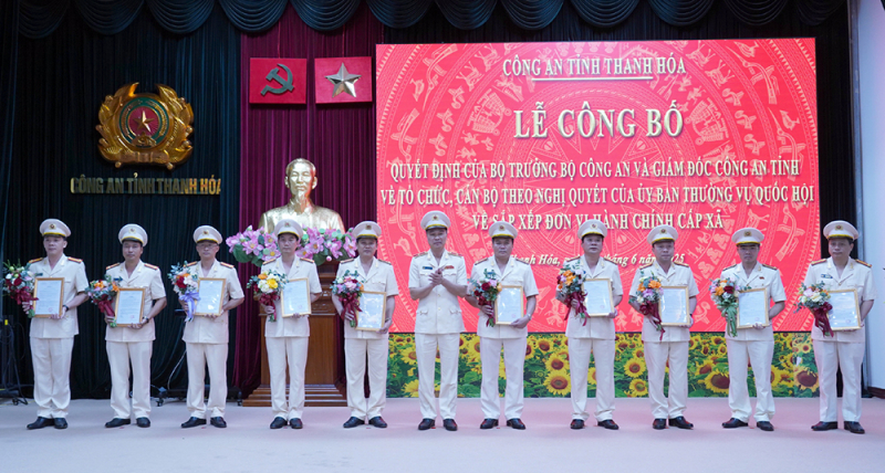 Công an các tỉnh công bố Quyết định về tổ chức, cán bộ theo mô hình tổ chức mới -0