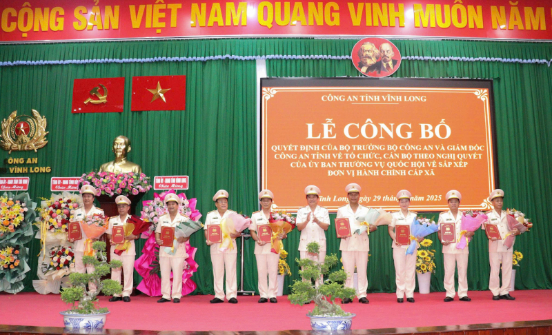 Công an các tỉnh công bố Quyết định về tổ chức, cán bộ theo mô hình tổ chức mới -0