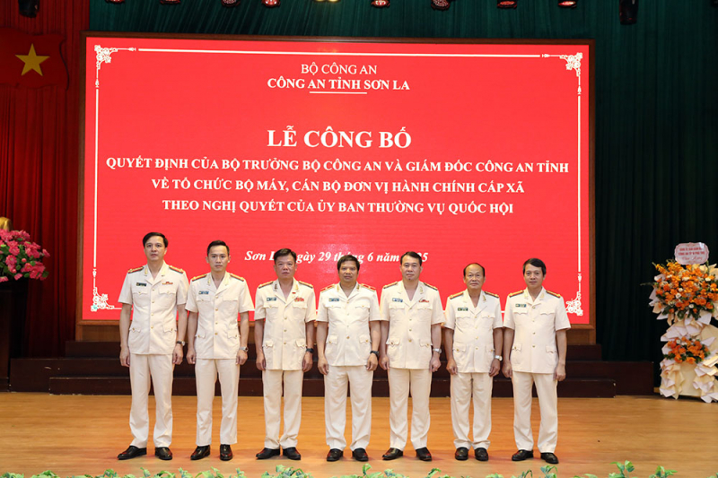 Công an tỉnh các tỉnh công bố các Quyết định về tổ chức, cán bộ theo mô hình tổ chức mới -0