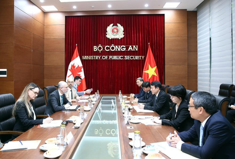 Minister Luong Tam Quang hosts Canadian Ambassador -0