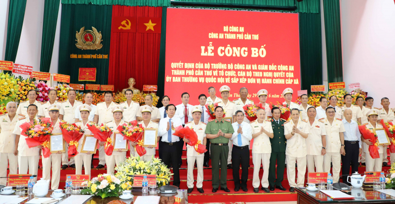 Quyết tâm lập công xuất sắc ngay ngay ngày đầu sáp nhập -0