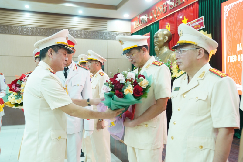 Ra mắt lãnh đạo, chỉ huy Công an TP Đà Nẵng mới -0