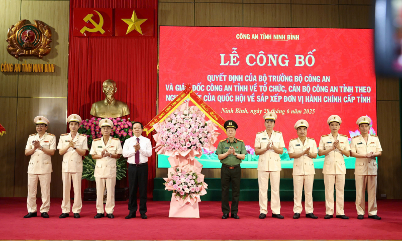 Công an các tỉnh công bố Quyết định về tổ chức, cán bộ theo mô hình tổ chức mới -0