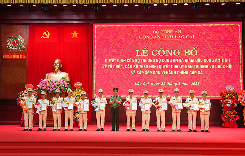 Công bố các quyết định về tổ chức, cán bộ tại Công an tỉnh Lào Cai mới -0