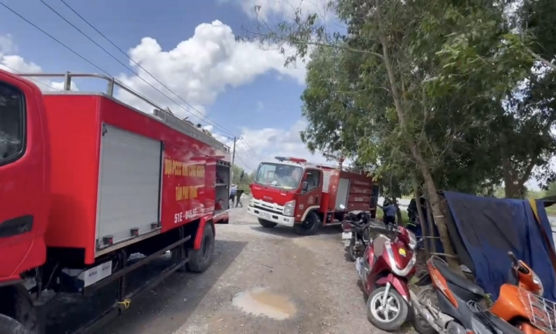 Cháy, đổ sập 2.000m2 nhà kho chứa phế liệu trong khu công nghiệp -3