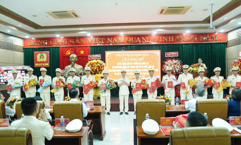 Ra mắt lãnh đạo, chỉ huy Công an TP Đà Nẵng mới -0