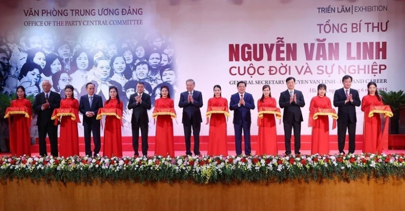 Party chief attends opening of exhibition on late leader -0