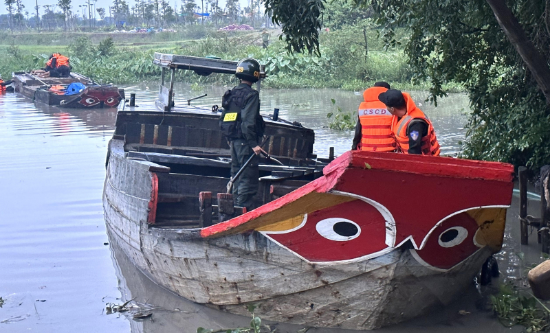 Bắt giữ nhóm “cát tặc” trên sông Đồng Nai -0