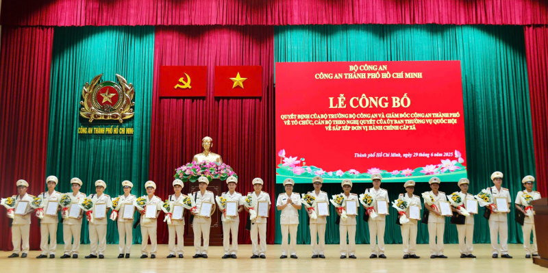 Công bố Quyết định của Bộ trưởng Bộ Công an về tổ chức bộ máy của Công an TP Hồ Chí Minh -1