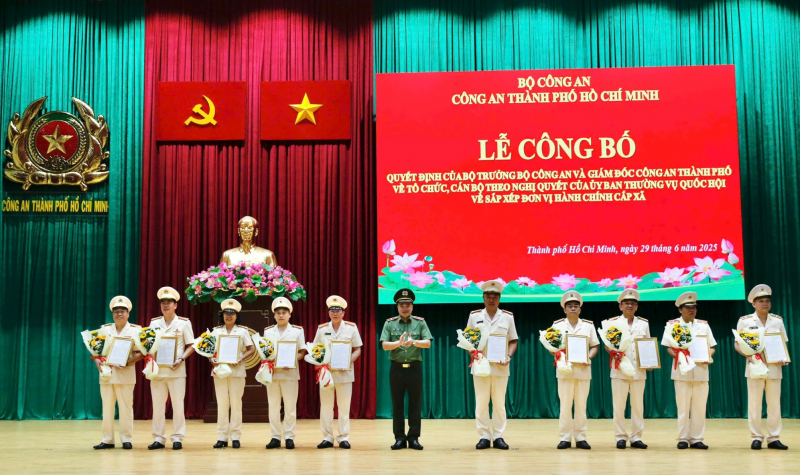 Công bố Quyết định của Bộ trưởng Bộ Công an về tổ chức bộ máy của Công an TP Hồ Chí Minh -0