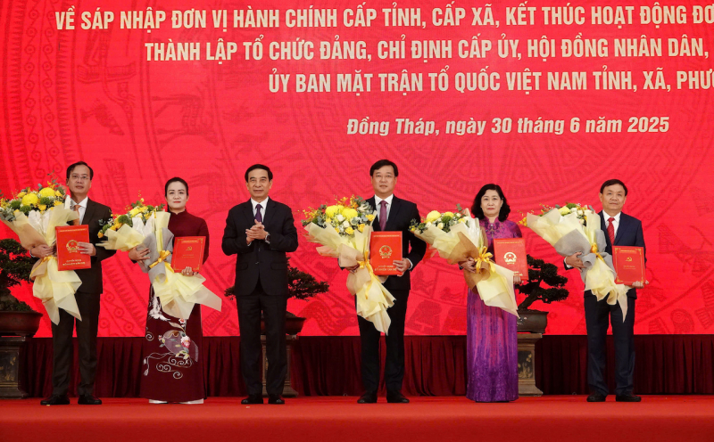Công bố quyết định thành lập tỉnh Đồng Tháp và Vĩnh Long (mới) -0