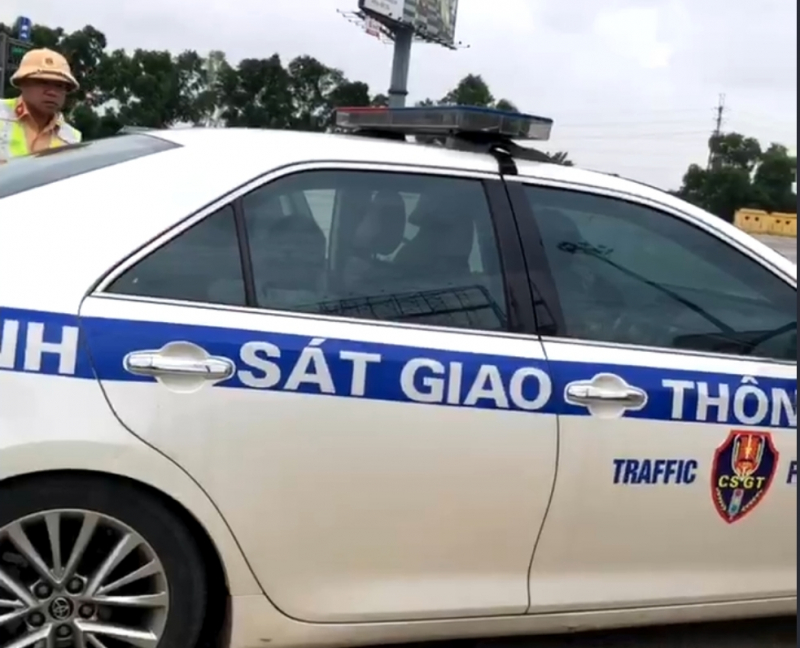 Bé gái co giật tím tái, nguy hiểm tính mạng được CSGT đưa đi cấp cứu -0