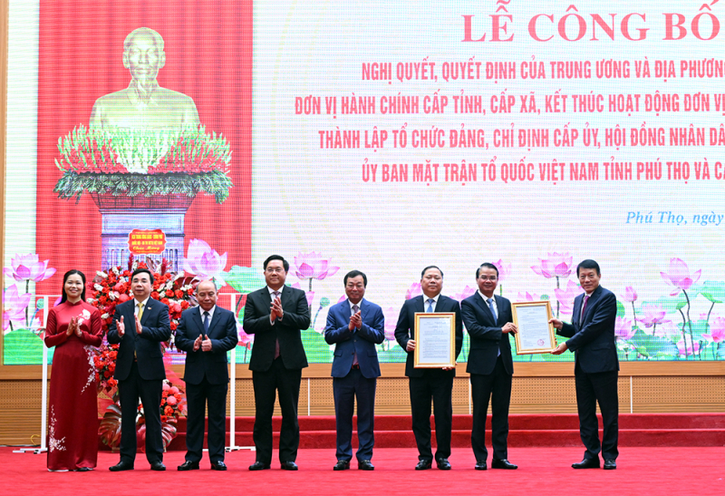 Lễ công bố các Nghị quyết, Quyết định của Trung ương, của tỉnh về sắp xếp tổ chức bộ máy và đơn vị hành chính của tỉnh Phú Thọ -0