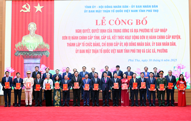Lễ công bố các Nghị quyết, Quyết định của Trung ương, của tỉnh về sắp xếp tổ chức bộ máy và đơn vị hành chính của tỉnh Phú Thọ -0