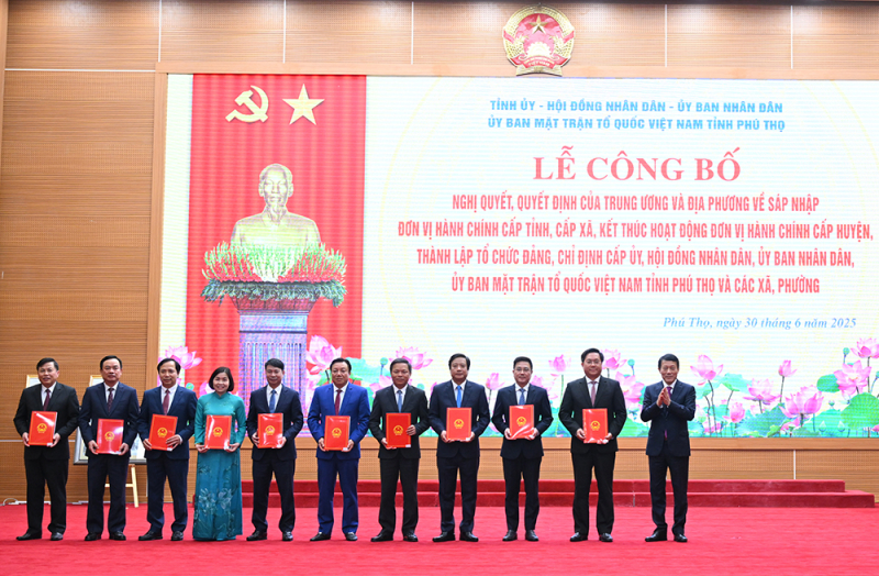 Lễ công bố các Nghị quyết, Quyết định của Trung ương, của tỉnh về sắp xếp tổ chức bộ máy và đơn vị hành chính của tỉnh Phú Thọ -0