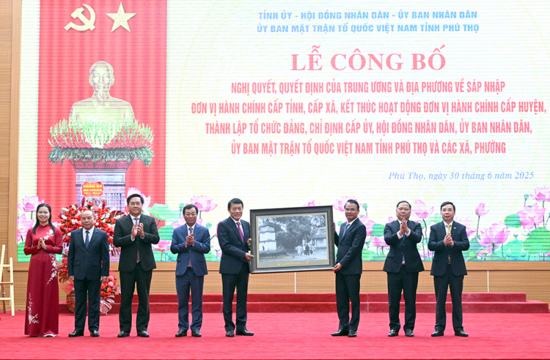 Lễ công bố các Nghị quyết, Quyết định của Trung ương, của tỉnh về sắp xếp tổ chức bộ máy và đơn vị hành chính của tỉnh Phú Thọ -0