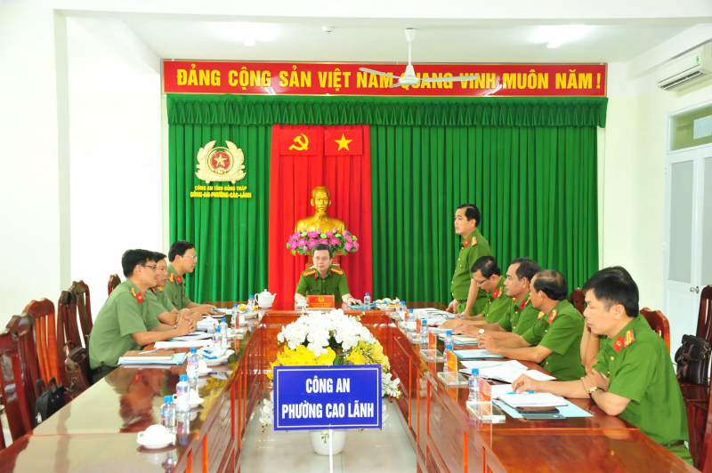 đại diện ban chỉ huy công an phường cao lãnh báo cáo với đồng chí phó giám đốc công an tỉnh.jpg -0