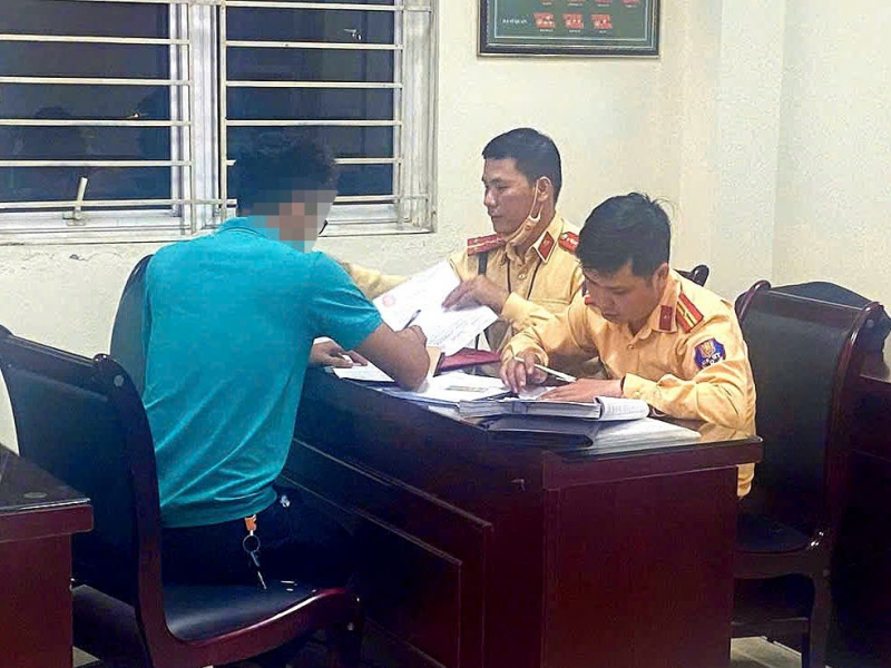 Tài xế làm liều chở nhiều trẻ nhỏ ở thùng xe bán tải trên Đại lộ Thăng Long -0